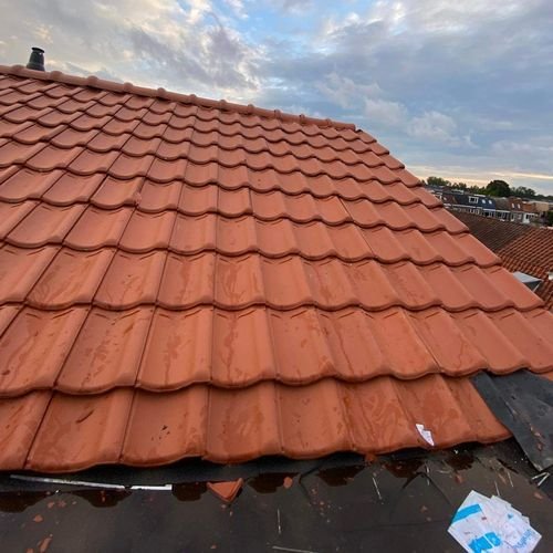 Mooie dakpannen geplaatst Dakdekker Eindhoven inspectie van pannendak